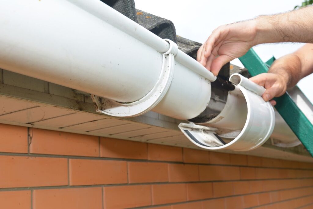 Signs that your gutters need repair or replacement